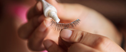 COMMENT APPLIQUER DES FAUX CILS